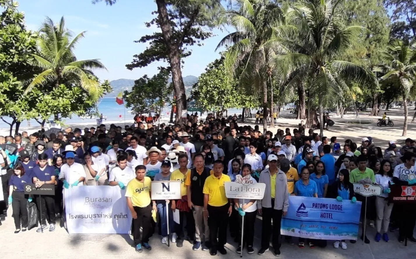 Many volunteers gathered on the beach for a waste collection activity